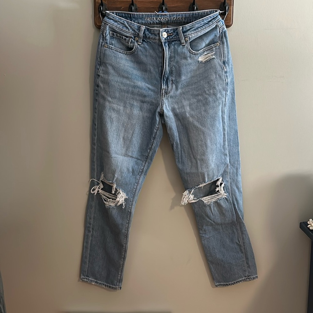 Gently used American eagle ripped mom jeans, size 4, hit right at the ankle